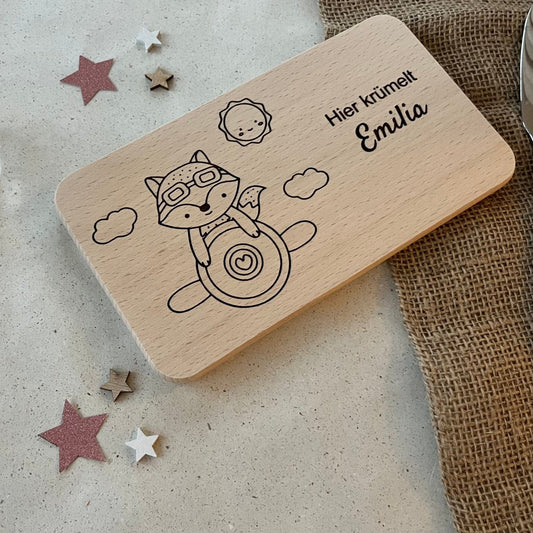 Frühstücksbrettchen personalisiert aus Holz - Gravur Fuchs auf Flugzeug - Babygeschenk mit Namen