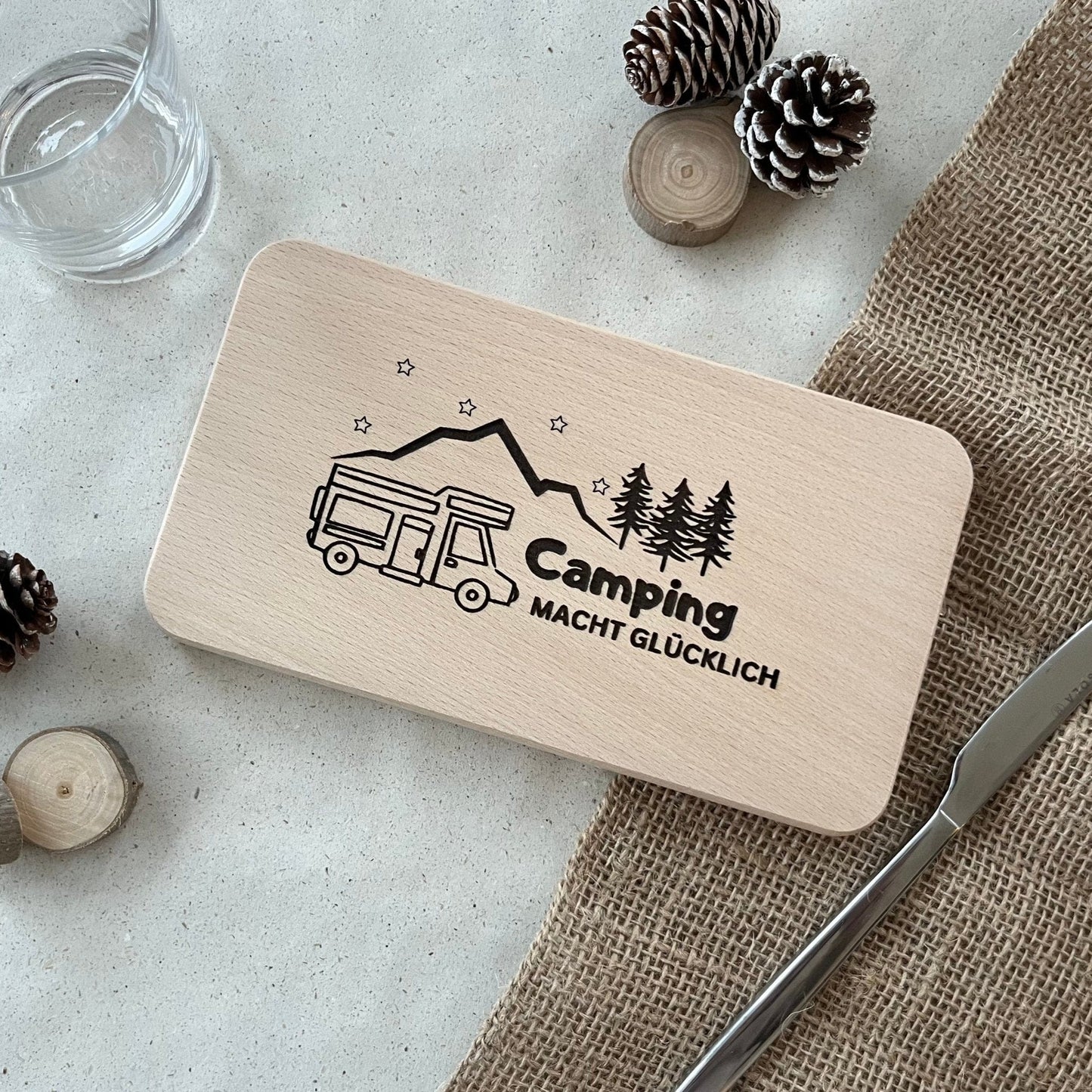 DwieDeko Frühstücksbrett "Camping macht glücklich" – Camping Zubehör & Geschenk für Camper Geburtstag