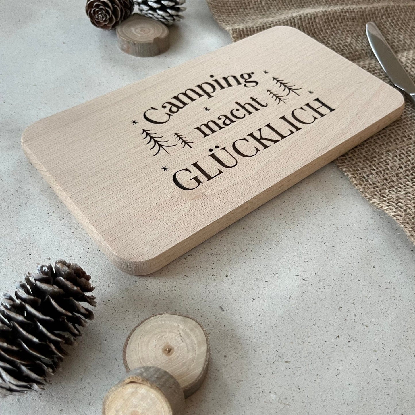 DwieDeko Frühstücksbrettchen "Camping macht glücklich" – Lustiges Camping Zubehör & Geschenk für Camper