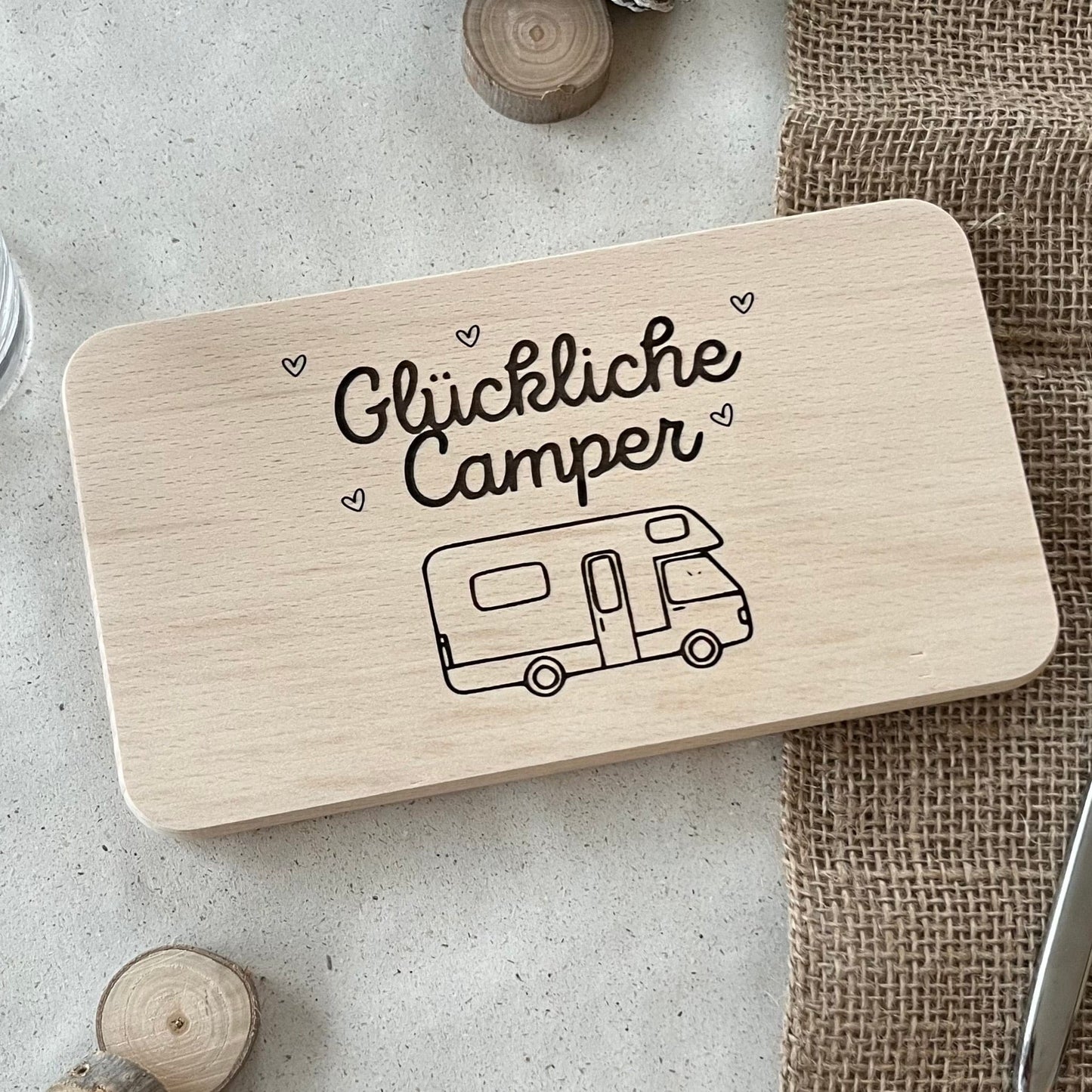 DwieDeko Frühstücksbrettchen "Glückliche Camper" – Geschenkidee für Wohnwagen-Fans & Camping Gadgets