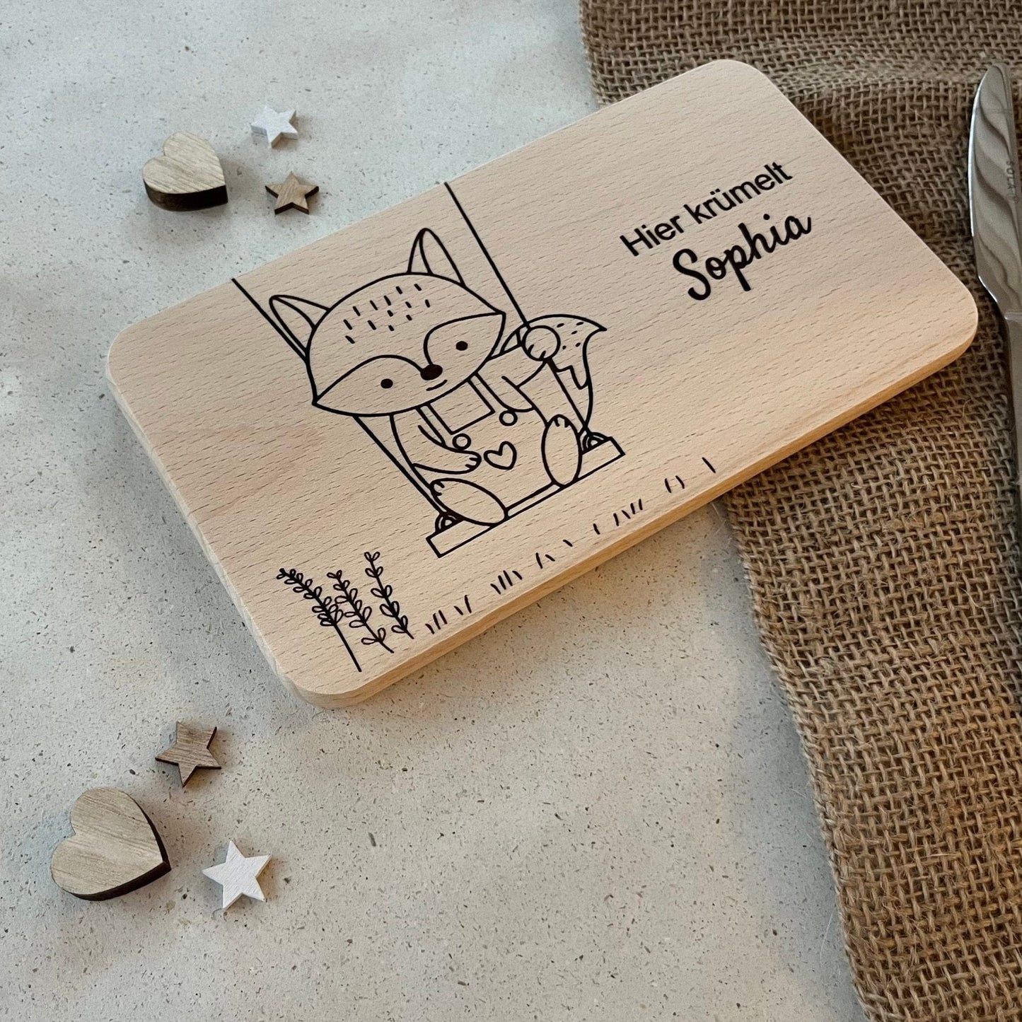 DwieDeko Frühstücksbrettchen mit Gravur -Fuchs auf Schaukel - personalisiertes Geburtstagsgeschenk für Kinder & Baby