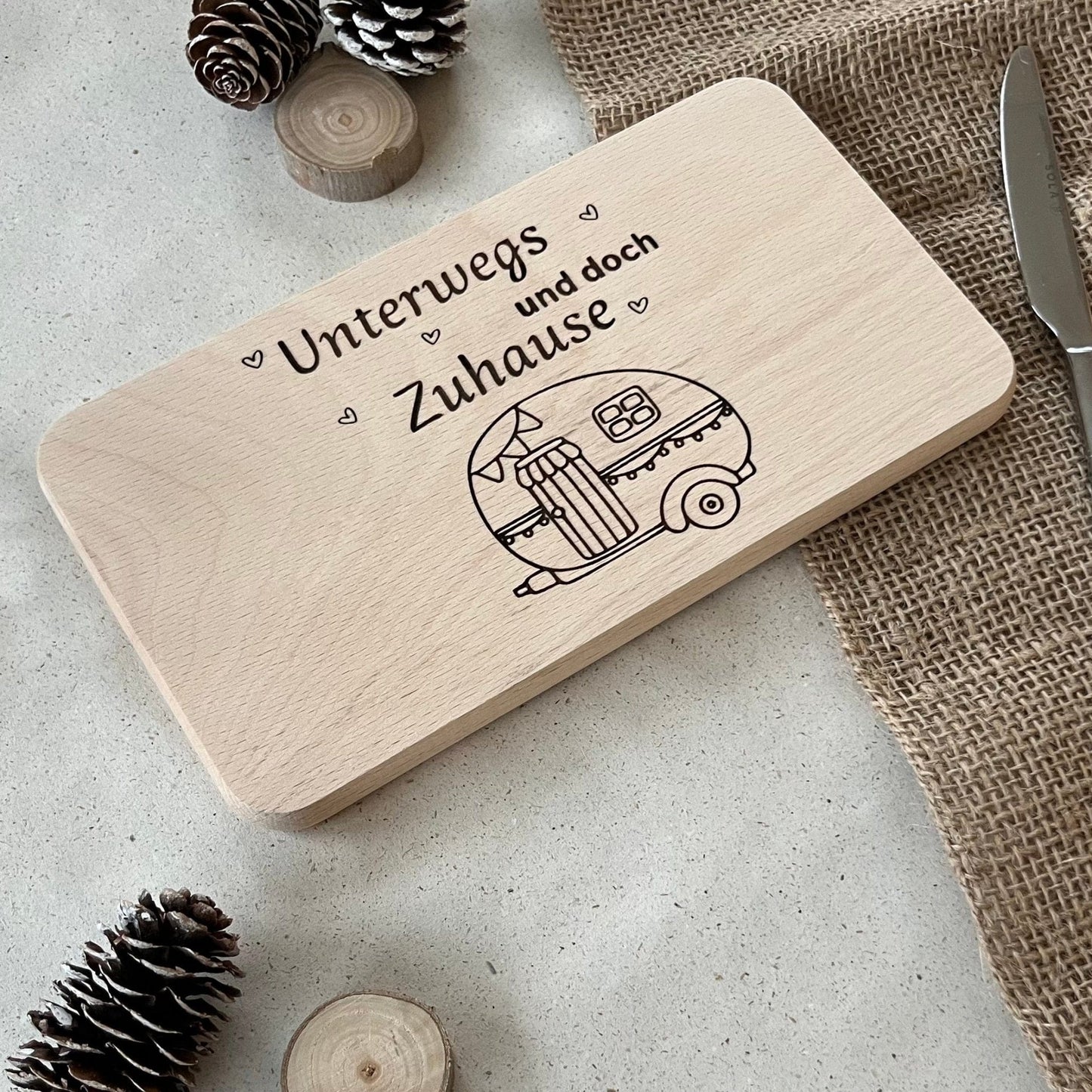 DwieDeko Frühstücksbrettchen "Unterwegs und doch Zuhause" – Camper Geschenk für Wohnmobil-Liebhaber