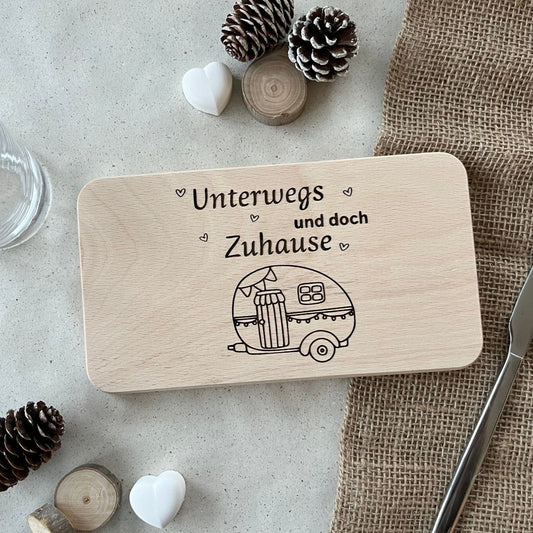DwieDeko Frühstücksbrettchen "Unterwegs und doch Zuhause" – Camper Geschenk für Wohnmobil-Liebhaber