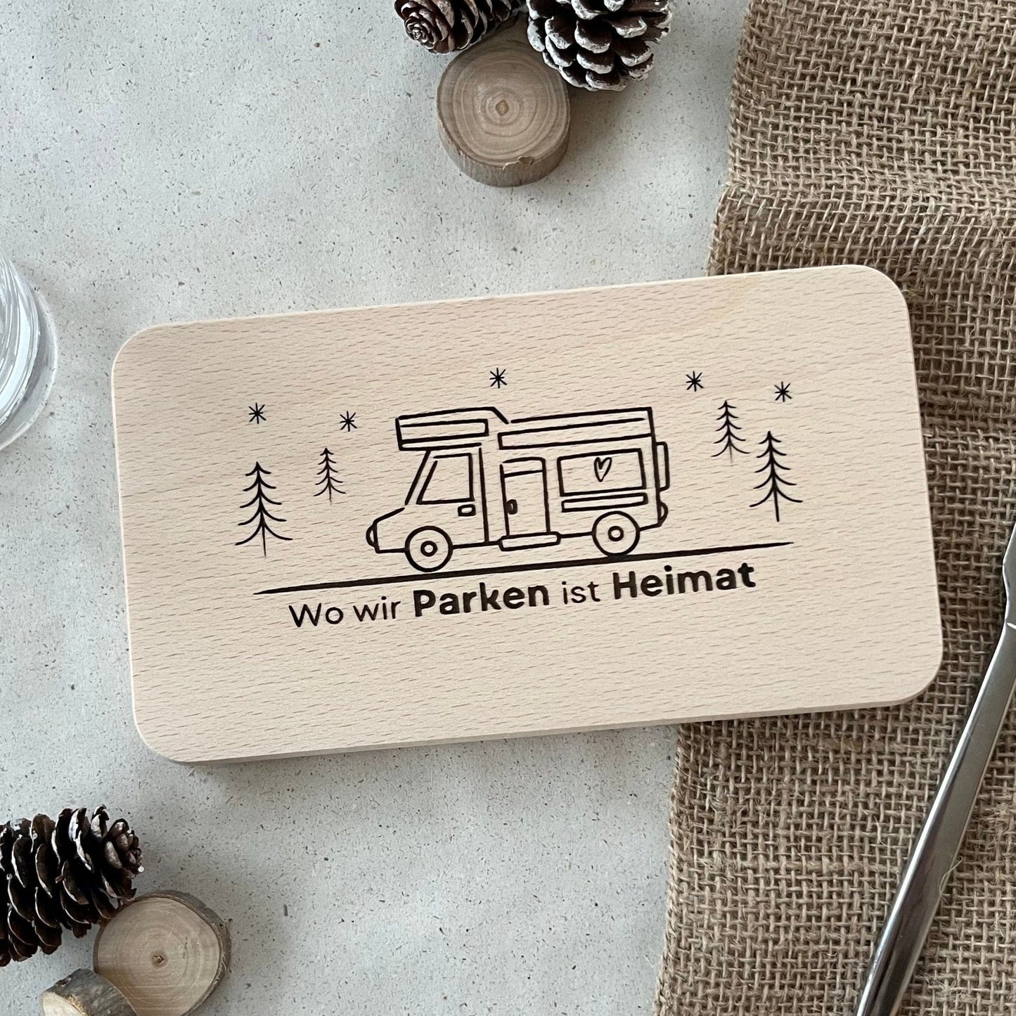 DwieDeko Frühstücksbrettchen "Wo wir parken ist Heimat" – Coole Geschenke für Camper & Wohnwagen-Fans