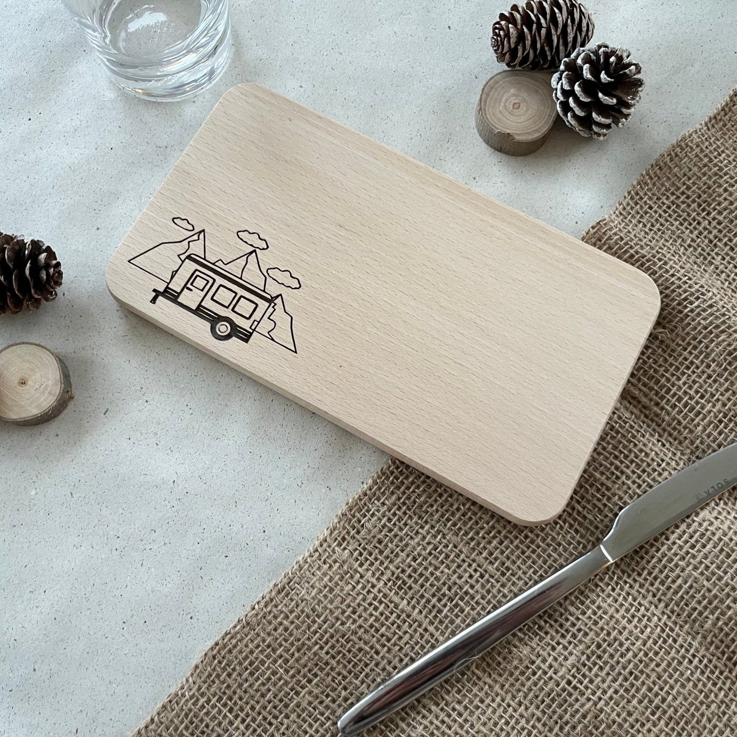 DwieDeko Frühstücksbrettchen "Wohnwagen mit Berge" – Geschenkidee für Camper & Camping Gadgets