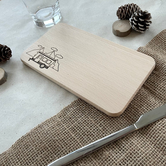DwieDeko Frühstücksbrettchen "Wohnwagen mit Berge" – Geschenkidee für Camper & Camping Gadgets