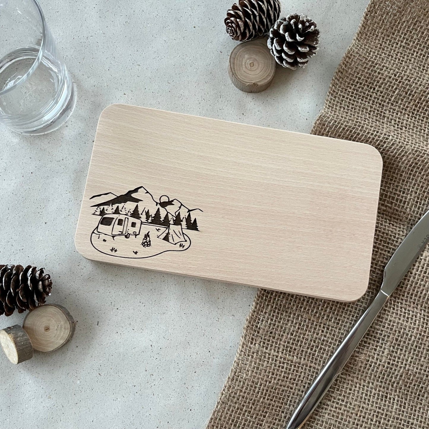 DwieDeko Frühstücksbrettchen "Wohnwagen mit Zelt und Berge" – Coole Geschenke für Camper & Outdoor-Fans