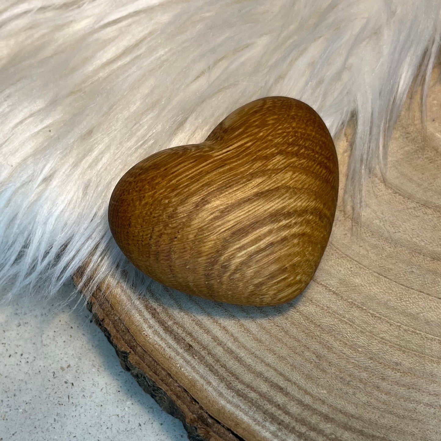 DwieDeko Großes Holzherz aus Eiche – Handschmeichler & Glücksbringer für Männer