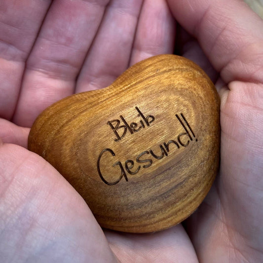 DwieDeko Herz-Handschmeichler Holz 'Bleib gesund' – Glücksbringer Geschenk Reise & Gesundheit