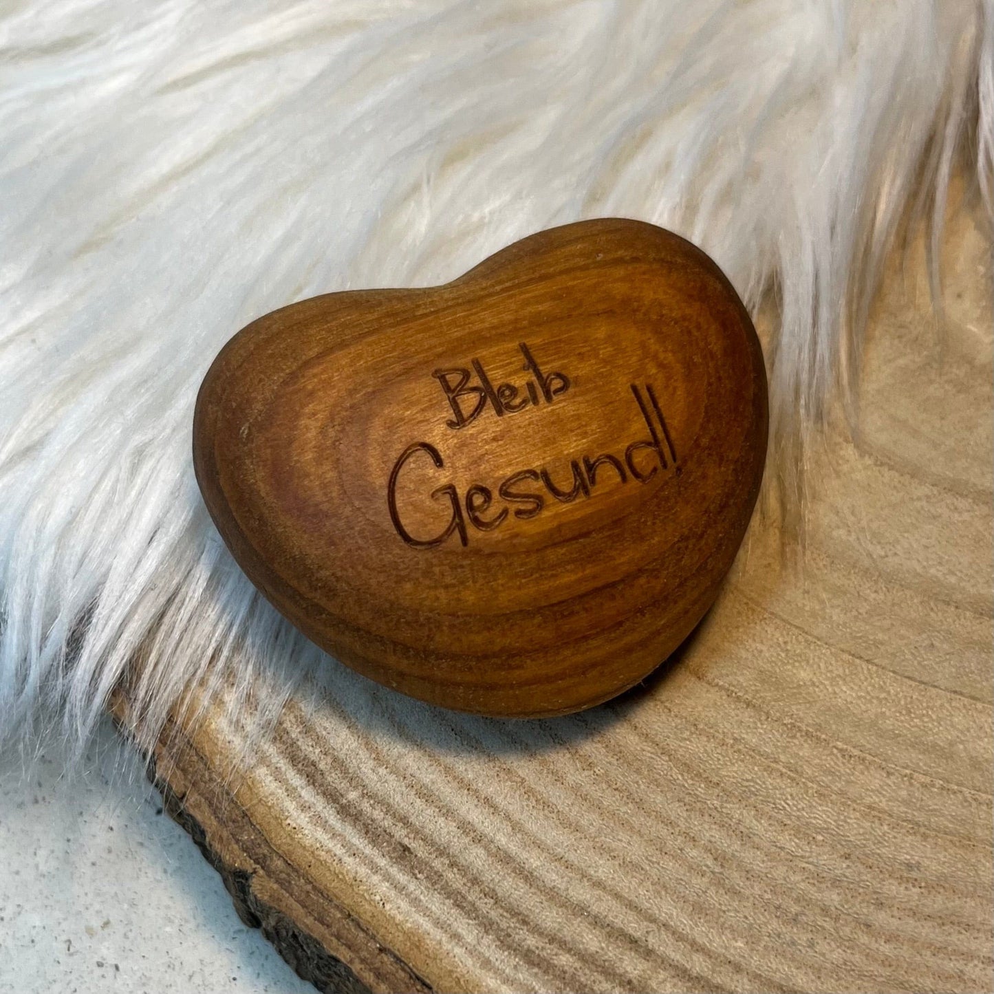 DwieDeko Herz-Handschmeichler Holz 'Bleib gesund' – Glücksbringer Geschenk Reise & Gesundheit