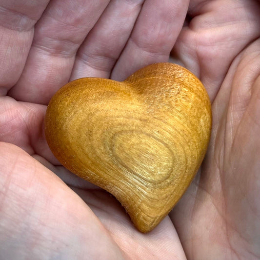 DwieDeko Kleiner Holz Glücksbringer – Natürliches Herz ohne Gravur - Mutmacher Geschenk für Männer und Frauen