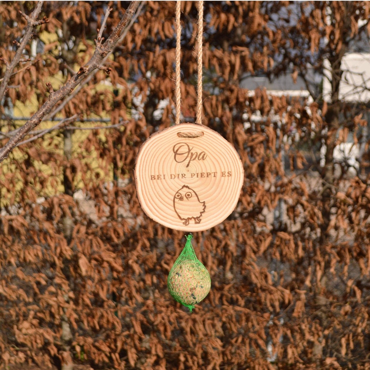 DwieDeko Lustiges Geschenk für Opa – „Bei dir piept’s“ Meisenknödelhalter mit Humor