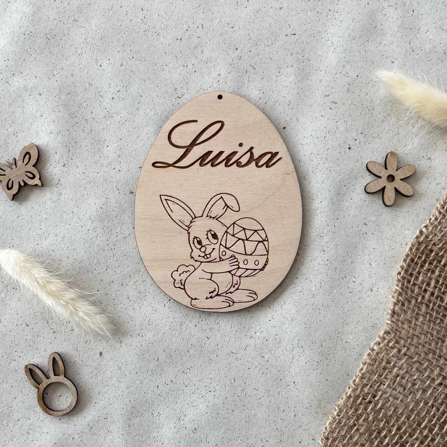 DwieDeko Osterdekoration aus Holz personalisiert - Hase mit Osterei