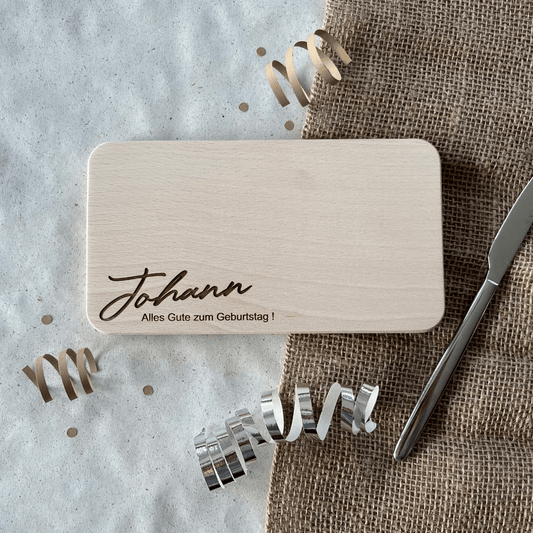 DwieDeko Personalisiertes Frühstücksbrettchen aus Holz – Geschenk zum Geburtstag mit Gravur und Namen
