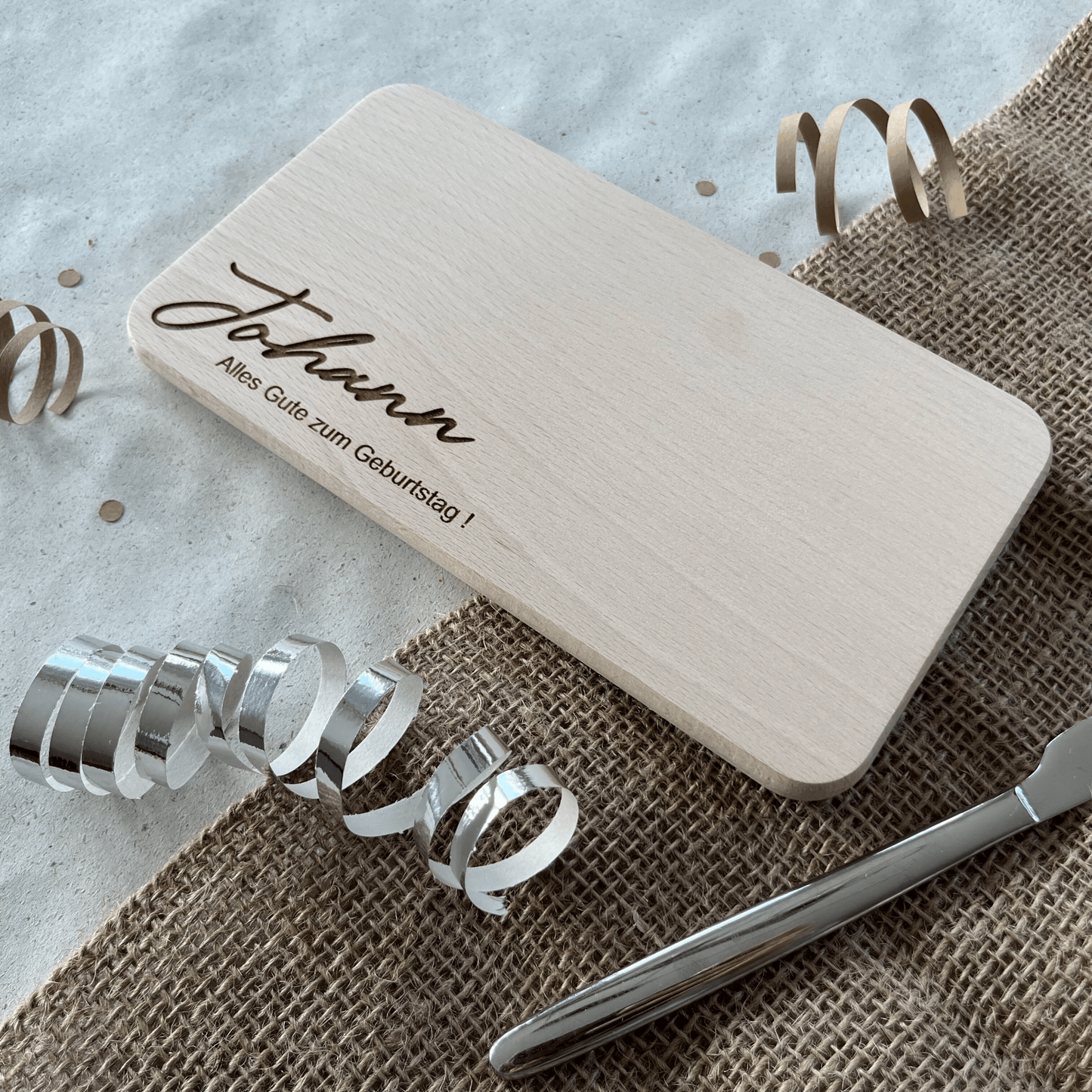 DwieDeko Personalisiertes Frühstücksbrettchen aus Holz – Geschenk zum Geburtstag mit Gravur und Namen