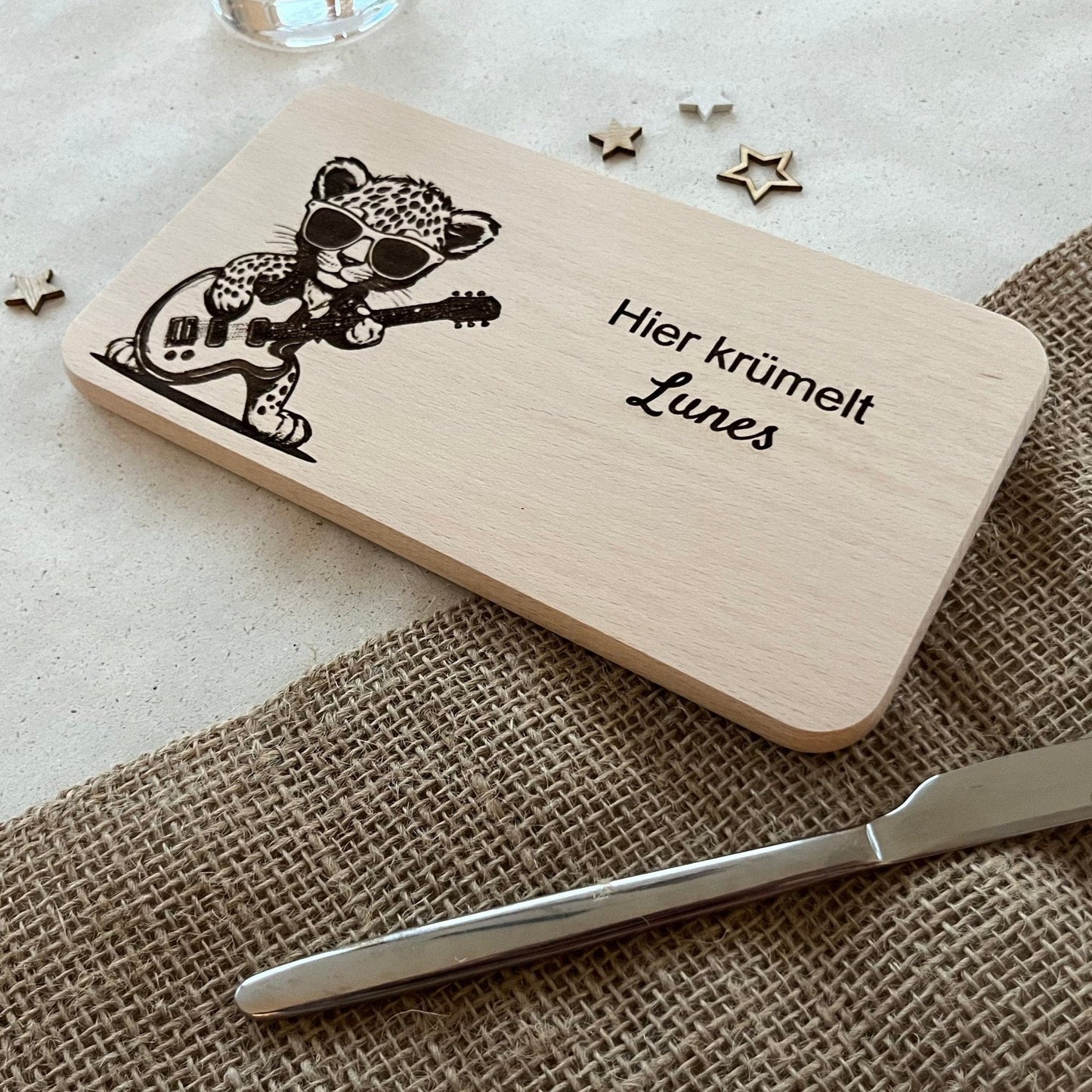 DwieDeko Personalisiertes Frühstücksbrettchen mit Spruch „ Hier krümelt …“ – Leopard – Geschenk für Kinder & Baby