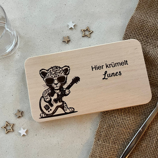 DwieDeko Personalisiertes Frühstücksbrettchen mit Spruch „ Hier krümelt …“ – Leopard – Geschenk für Kinder & Baby