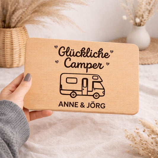 Frühstücksbrettchen "Glückliche Camper" – Geschenkidee für Wohnwagen - Fans & Camping Gadgets - DwieDeko