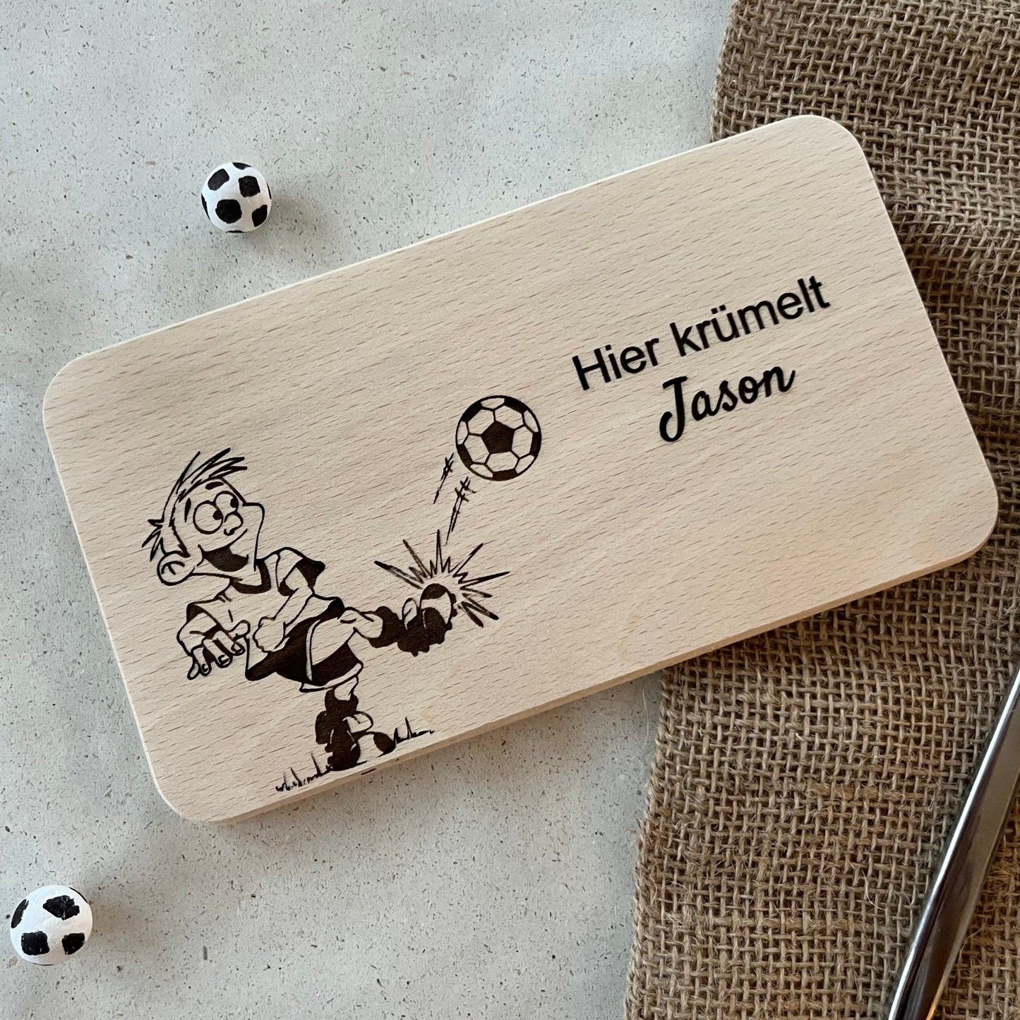 Frühstücksbrettchen mit Gravur - Fußball Spieler - personalisiertes Geschenk 1. Geburtstag für Jungs - DwieDeko