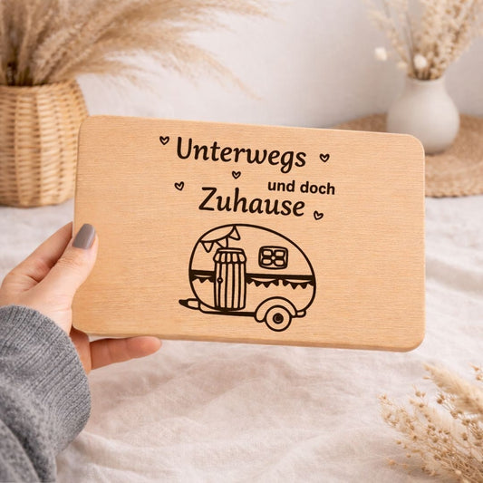 Frühstücksbrettchen "Unterwegs und doch Zuhause" – Camper Geschenk für Wohnmobil - Liebhaber - DwieDeko
