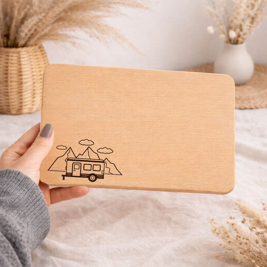 Frühstücksbrettchen "Wohnwagen mit Berge" – Geschenkidee für Camper & Camping Gadgets - DwieDeko