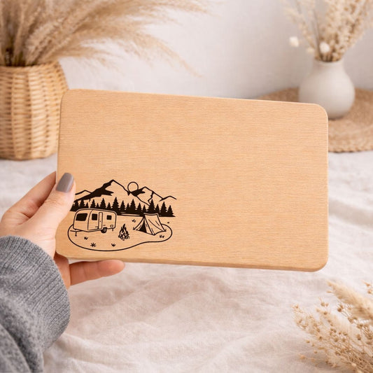 Frühstücksbrettchen "Wohnwagen mit Zelt und Berge" – Coole Geschenke für Camper & Outdoor - Fans - DwieDeko