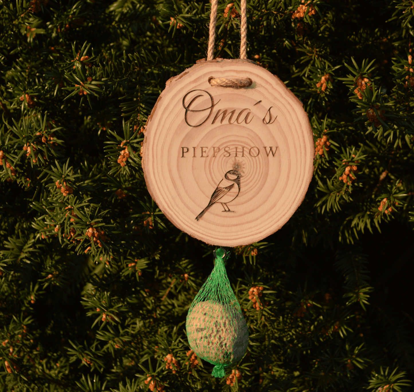 Geburtstagsgeschenk für Oma – Origineller Meisenknödelhalter „Omas Piepshow“ - DwieDeko