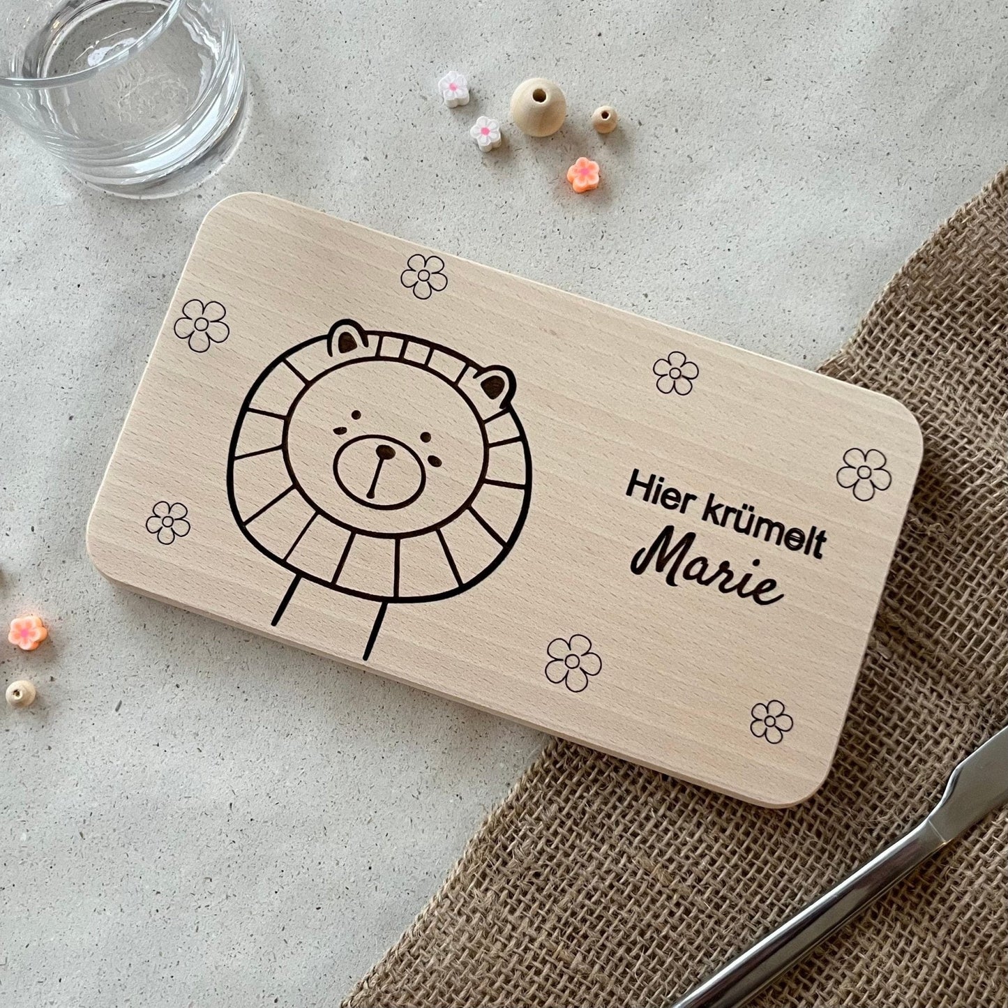 Kinder Frühstücksbrettchen personalisiert mit Namen - Löwe & Blumen - personalisiertes Geschenk zur Taufe & zum 1. Geburtstag - DwieDeko
