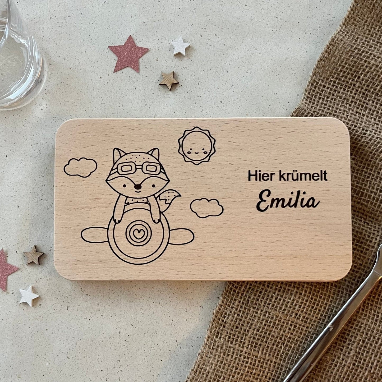 Personalisiertes Holzbrett mit Fuchs & Flugzeug - Taufgeschenk für Jungen & Mädchen mit Namen - DwieDeko