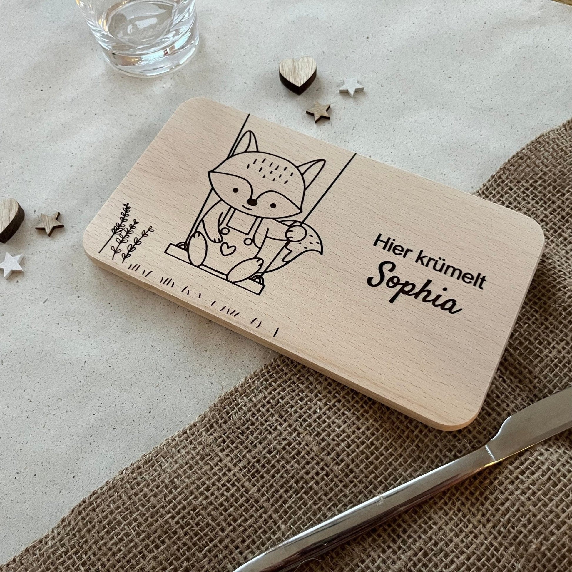 DwieDeko Frühstücksbrettchen mit Gravur -Fuchs auf Schaukel - personalisiertes Geburtstagsgeschenk für Kinder & Baby