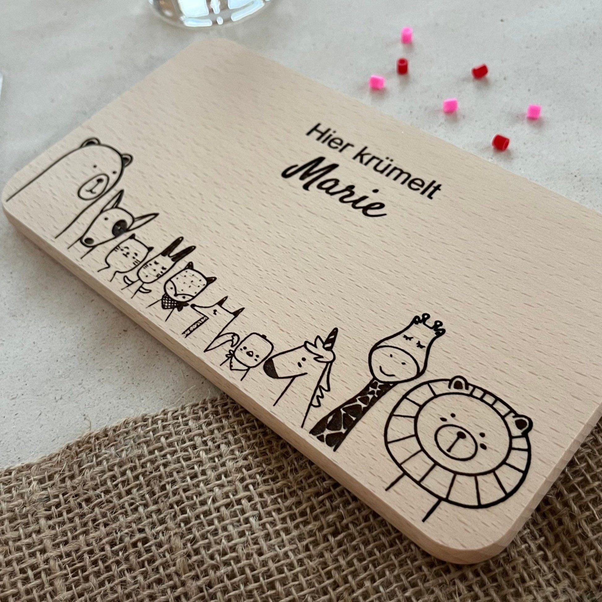 Frühstücksbrettchen personalisiert aus Holz - Gravur 10 Tiere - Babygeschenk personalisiert mit Namen oder als Geschenk Idee für Schulanfang.