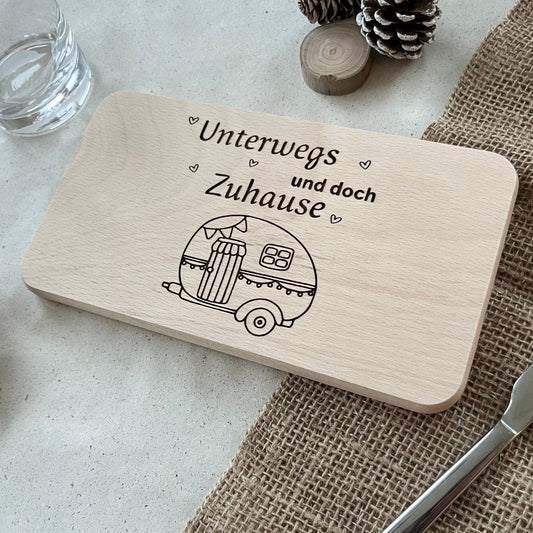 DwieDeko Frühstücksbrettchen "Unterwegs und doch Zuhause" – Camper Geschenk für Wohnmobil-Liebhaber