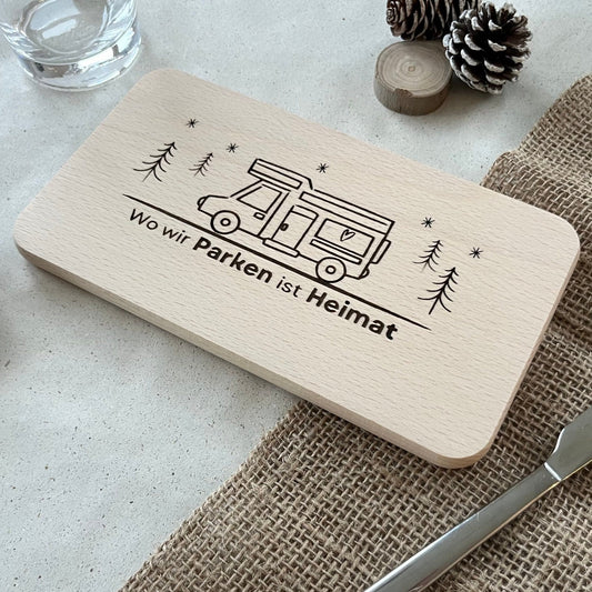 DwieDeko Frühstücksbrettchen "Wo wir parken ist Heimat" – Coole Geschenke für Camper & Wohnwagen-Fans
