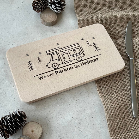 DwieDeko Frühstücksbrettchen "Wo wir parken ist Heimat" – Coole Geschenke für Camper & Wohnwagen-Fans