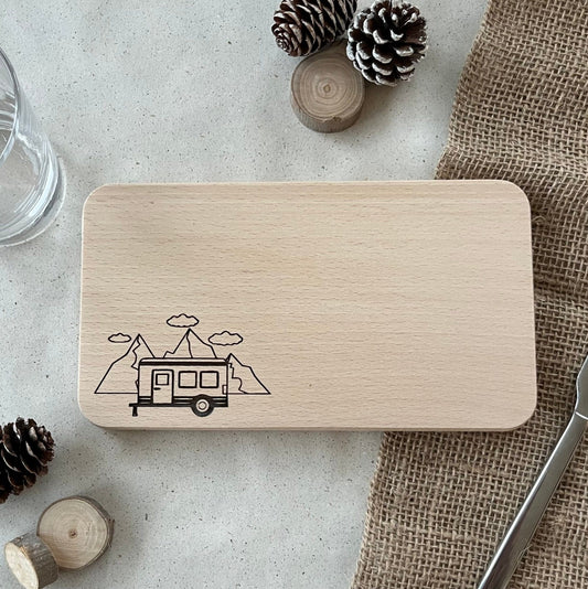 DwieDeko Frühstücksbrettchen "Wohnwagen mit Berge" – Geschenkidee für Camper & Camping Gadgets