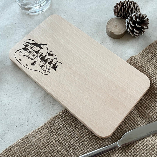 DwieDeko Frühstücksbrettchen "Wohnwagen mit Zelt und Berge" – Coole Geschenke für Camper & Outdoor-Fans