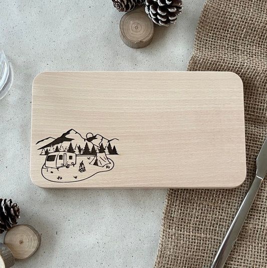 DwieDeko Frühstücksbrettchen "Wohnwagen mit Zelt und Berge" – Coole Geschenke für Camper & Outdoor-Fans