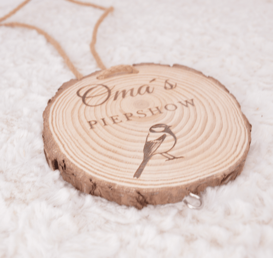 DwieDeko Geburtstagsgeschenk für Oma – Origineller Meisenknödelhalter „Omas Piepshow“