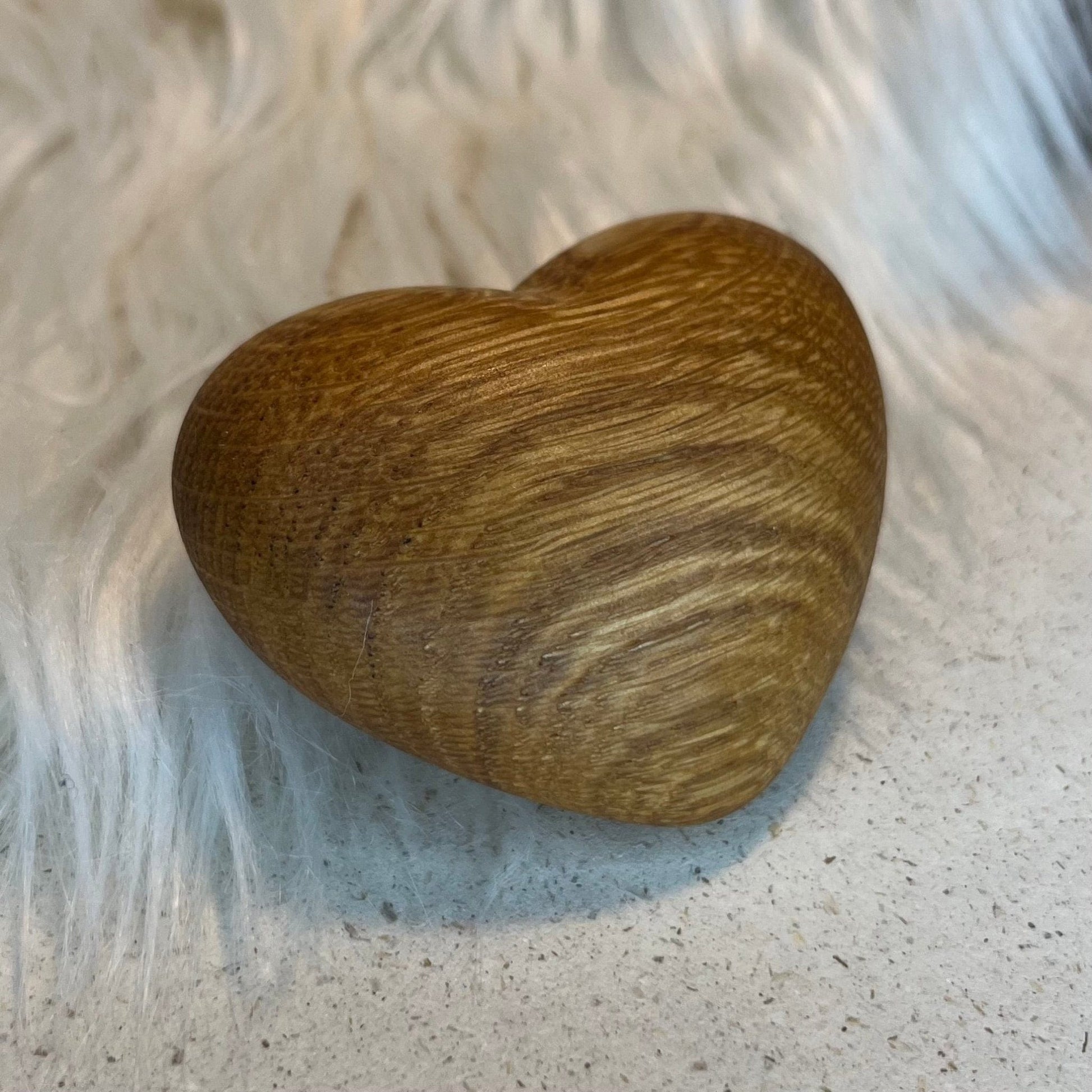 DwieDeko Großes Holzherz aus Eiche – Handschmeichler & Glücksbringer für Männer