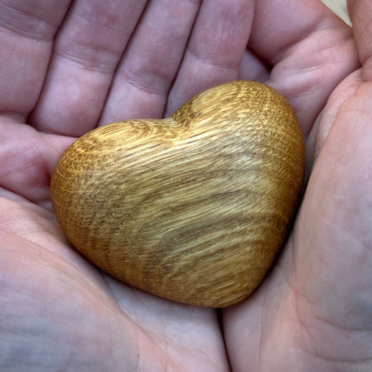 DwieDeko Großes Holzherz aus Eiche – Handschmeichler & Glücksbringer für Männer