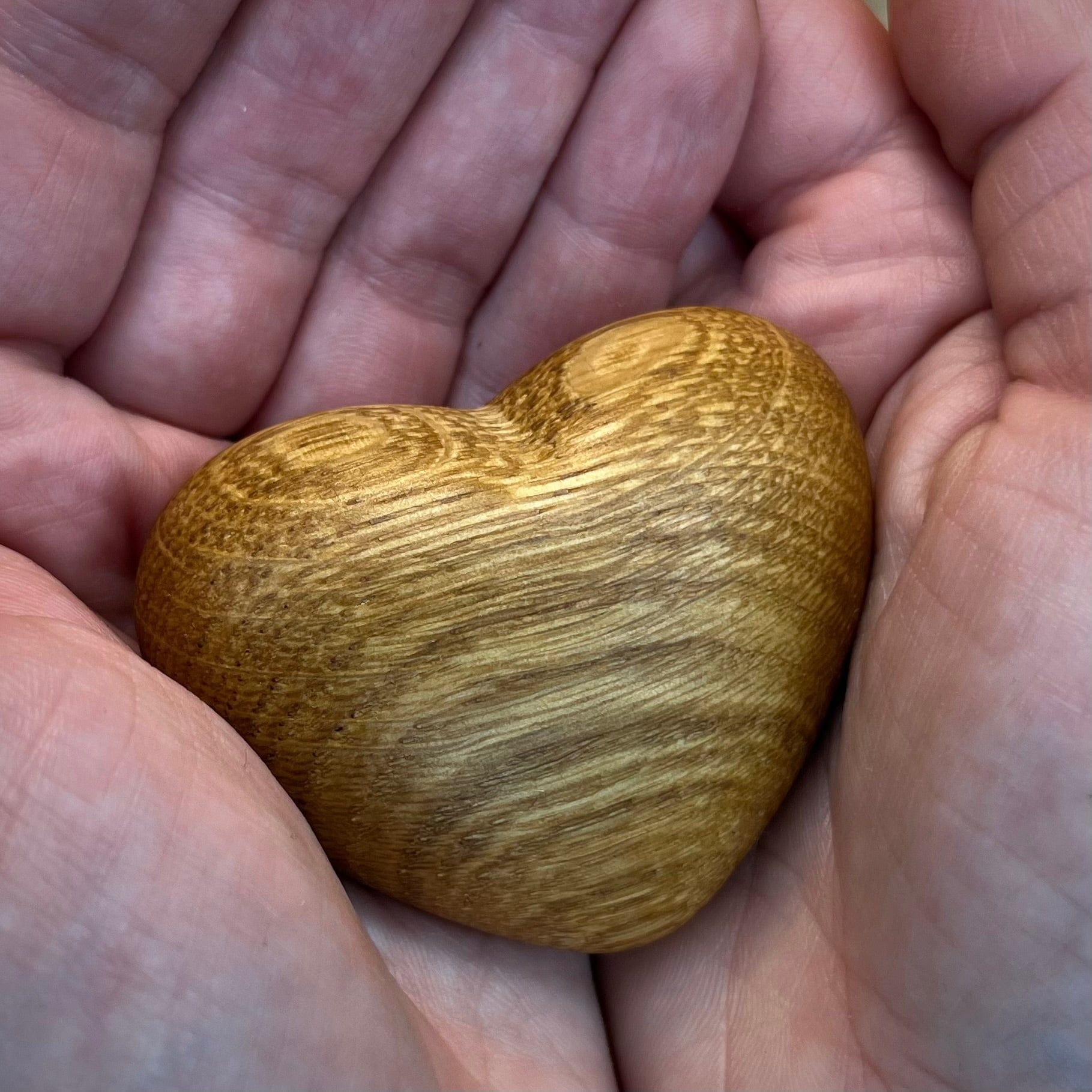 DwieDeko Großes Holzherz aus Eiche – Handschmeichler & Glücksbringer für Männer
