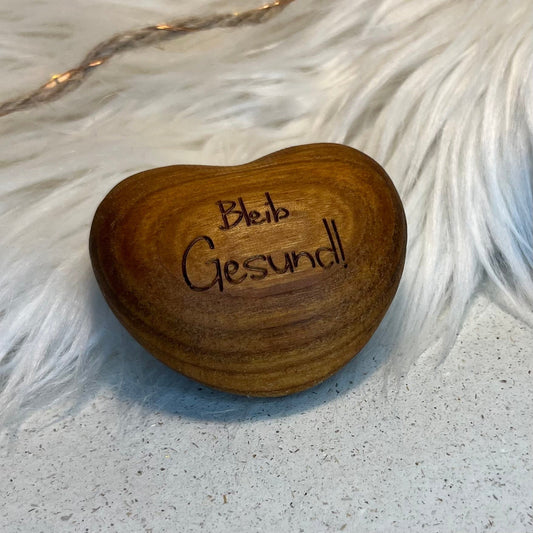 DwieDeko Herz-Handschmeichler Holz 'Bleib gesund' – Glücksbringer Geschenk Reise & Gesundheit