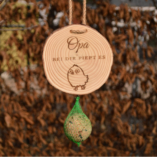 DwieDeko Lustiges Geschenk für Opa – „Bei dir piept’s“ Meisenknödelhalter mit Humor
