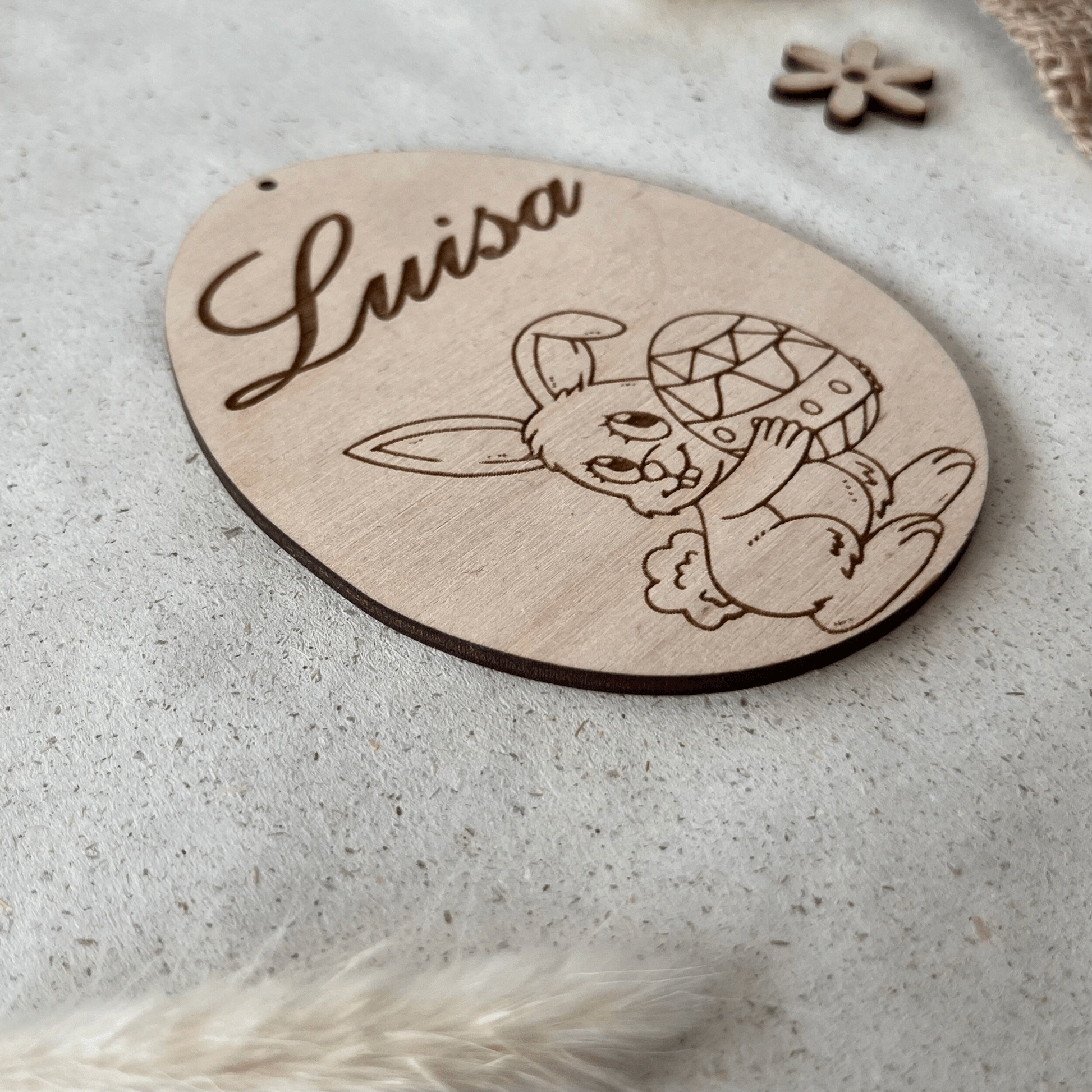 DwieDeko Osterdekoration aus Holz personalisiert - Hase mit Osterei