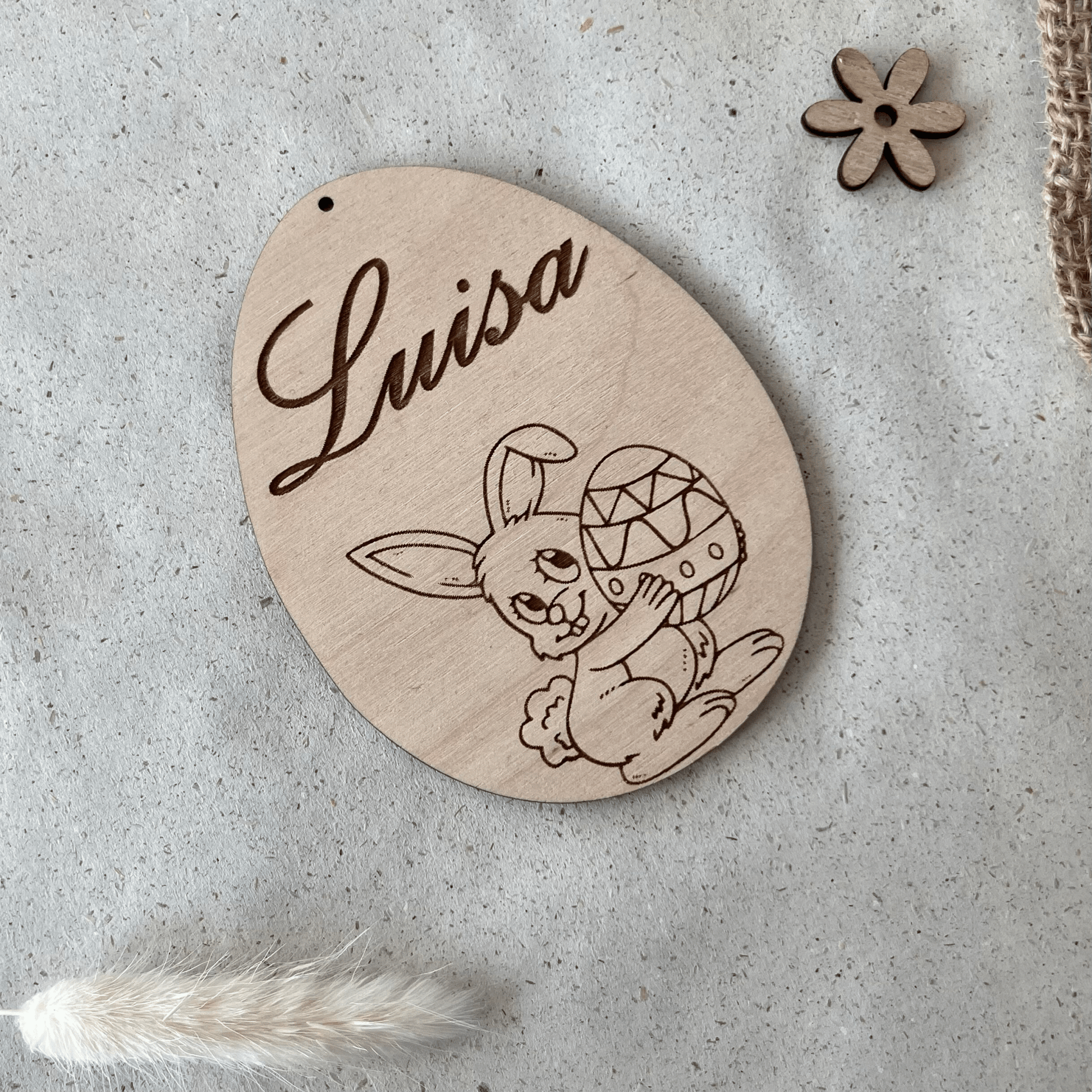 DwieDeko Osterdekoration aus Holz personalisiert - Hase mit Osterei