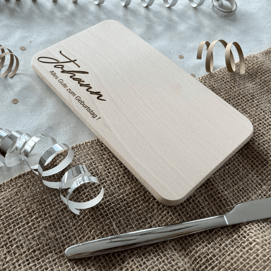 DwieDeko Personalisiertes Frühstücksbrettchen aus Holz – Geschenk zum Geburtstag mit Gravur und Namen