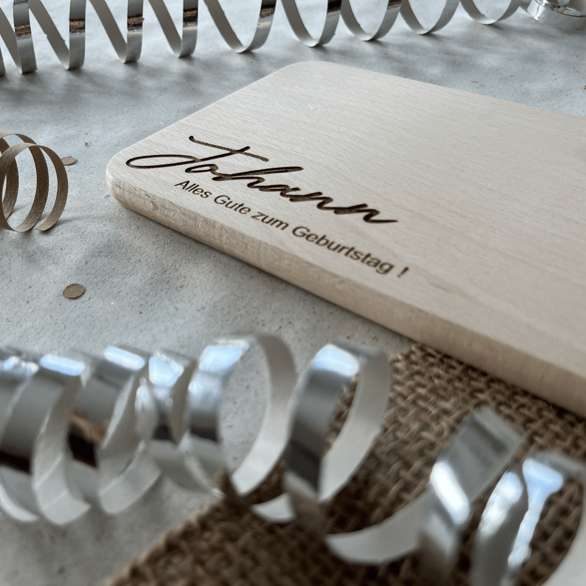 DwieDeko Personalisiertes Frühstücksbrettchen aus Holz – Geschenk zum Geburtstag mit Gravur und Namen