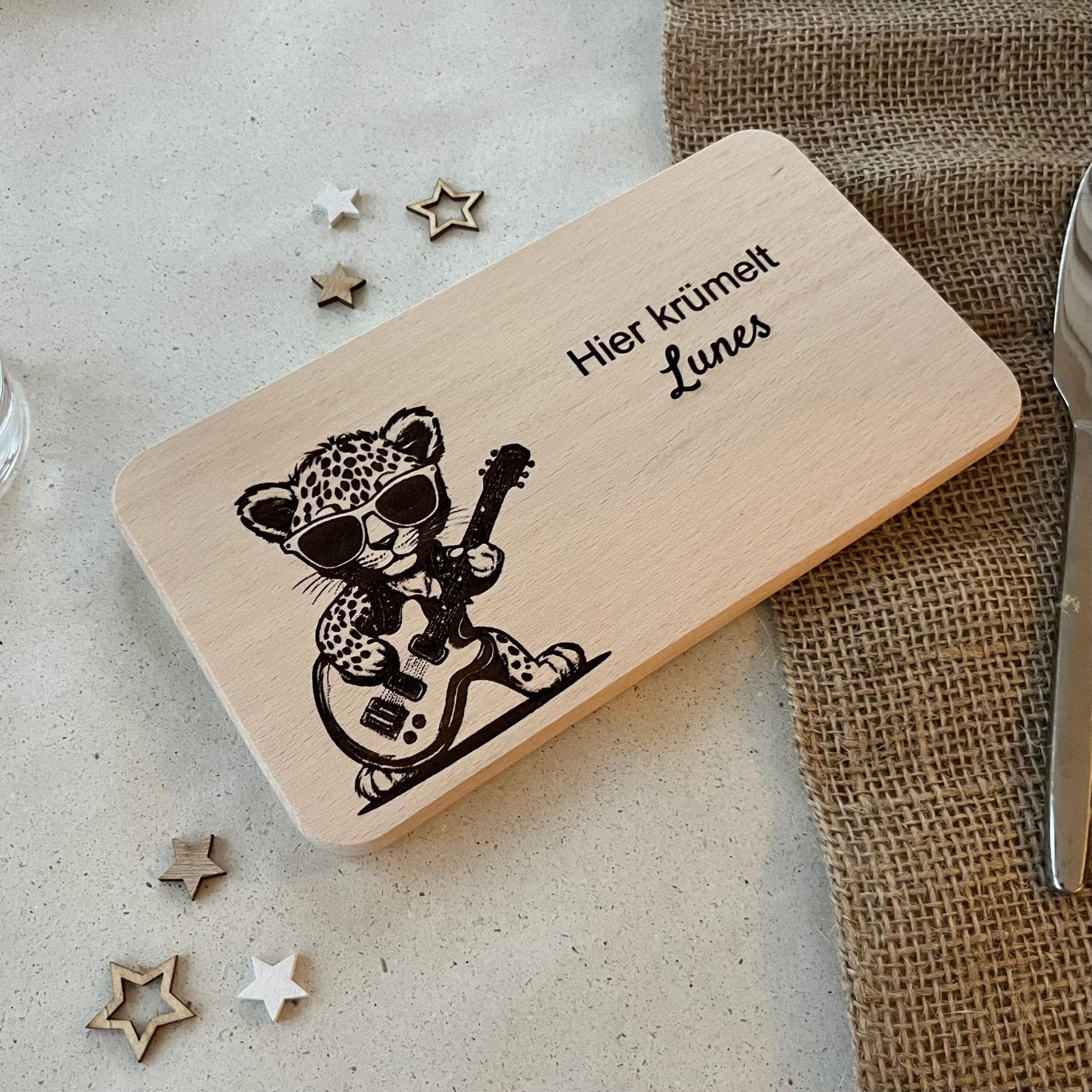 DwieDeko Personalisiertes Frühstücksbrettchen mit Spruch „ Hier krümelt …“ – Leopard – Geschenk für Kinder & Baby