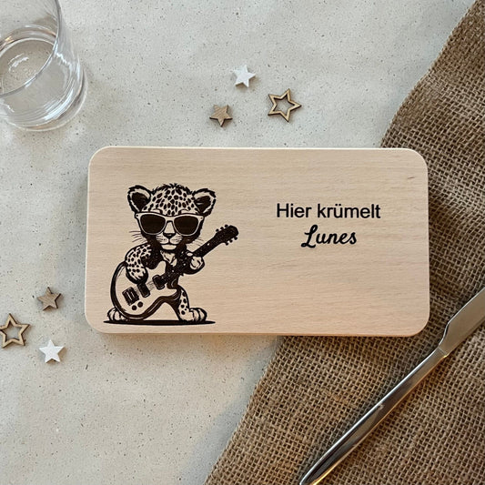 DwieDeko Personalisiertes Frühstücksbrettchen mit Spruch „ Hier krümelt …“ – Leopard – Geschenk für Kinder & Baby