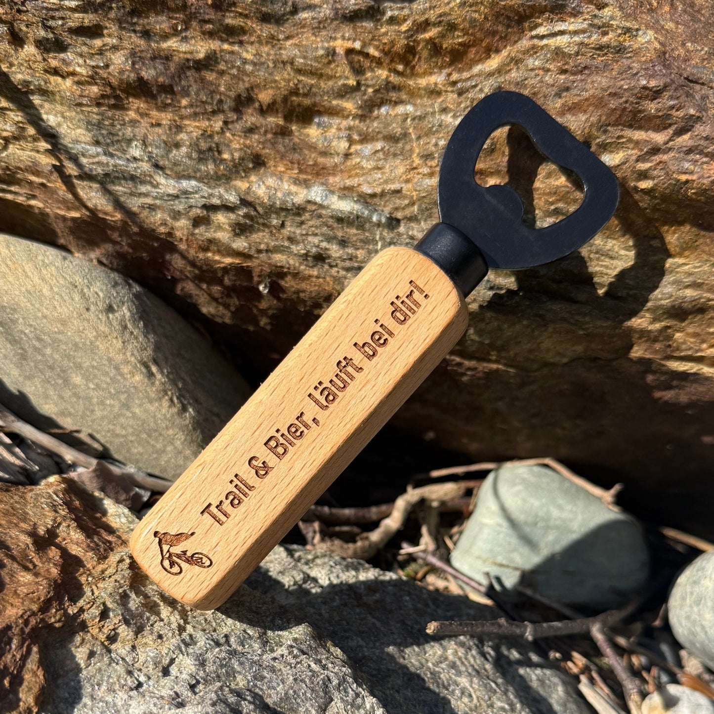 Flaschenöffner aus Holz mit Gravur – Coole Geschenkidee für Mountainbiker & Radfahrer - DwieDeko